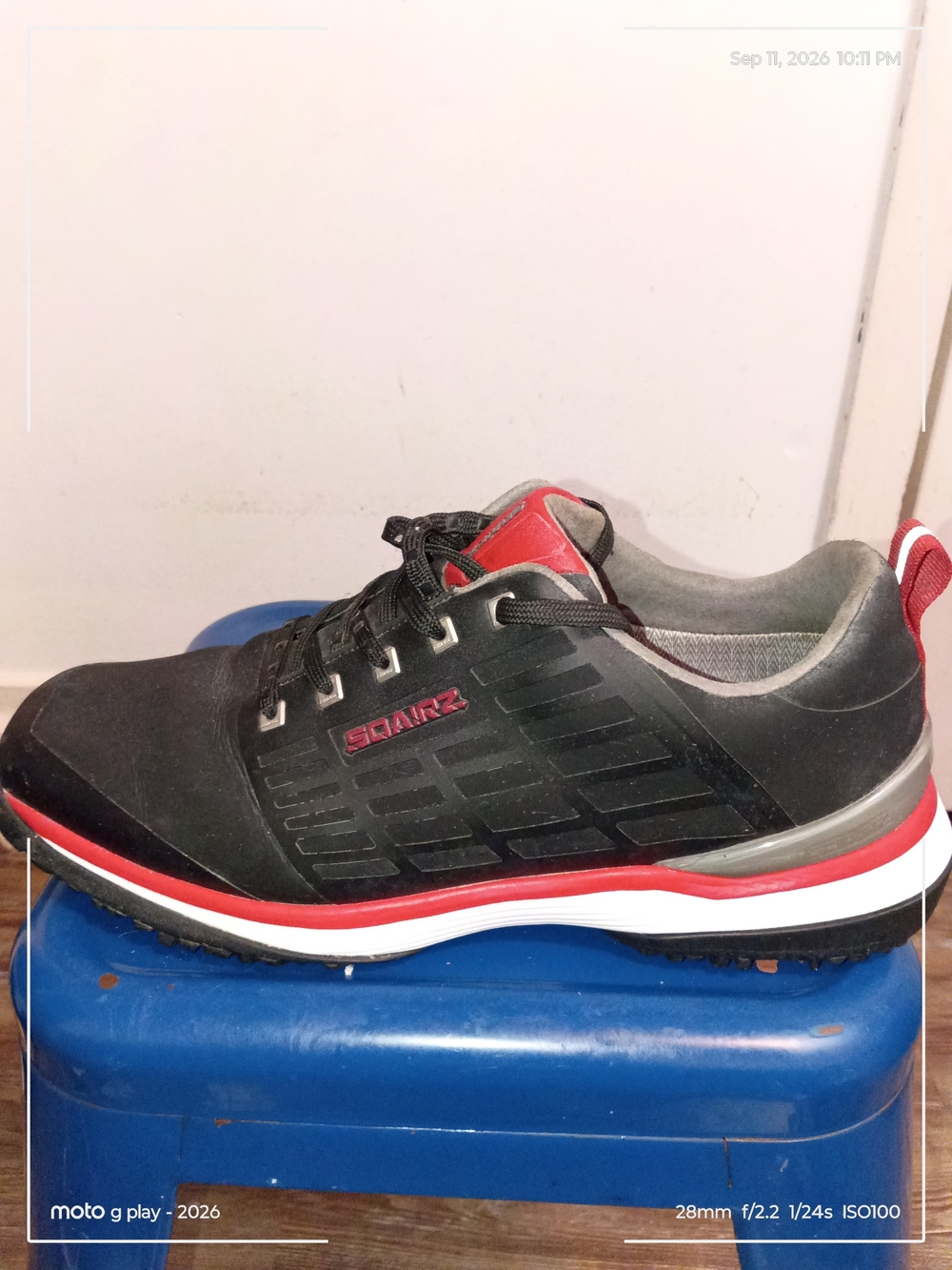 Men's Soairz Golf Shoes Black and Red Athletic Trainer with Cushioned Midsole